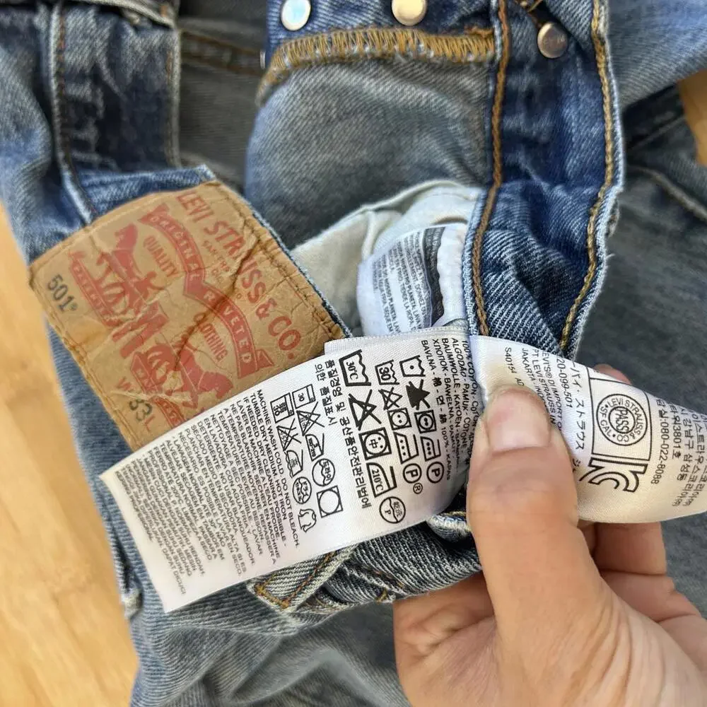 Levi’s 501 Jeans Men’s 32x32 Straight Leg Blue Denim Small Stain Tiny Hole